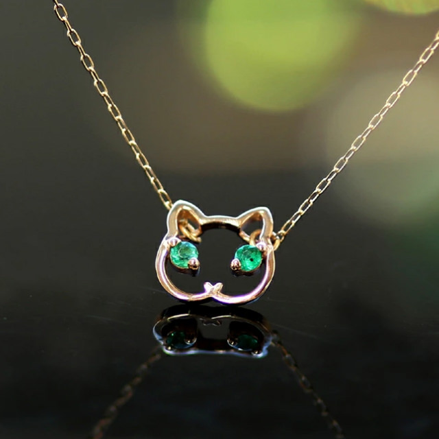 猫のゴールドネックレス